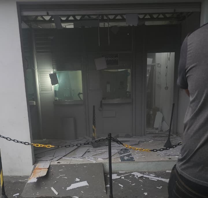 Bandidos explodem lotérica em tentativa de assalto em Manaus