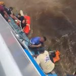 Lancha afunda no Encontro das Águas e deixa pessoas à deriva