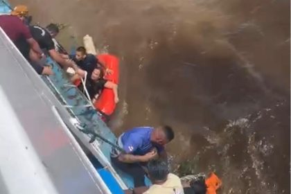 Lancha afunda no Encontro das Águas e deixa pessoas à deriva