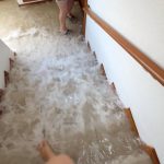 Caixa d’água explode, alaga prédio e assusta moradores