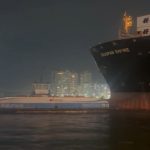 Navio colide com balsas e tripulantes se jogam ao mar