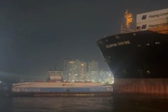 Navio colide com balsas e tripulantes se jogam ao mar