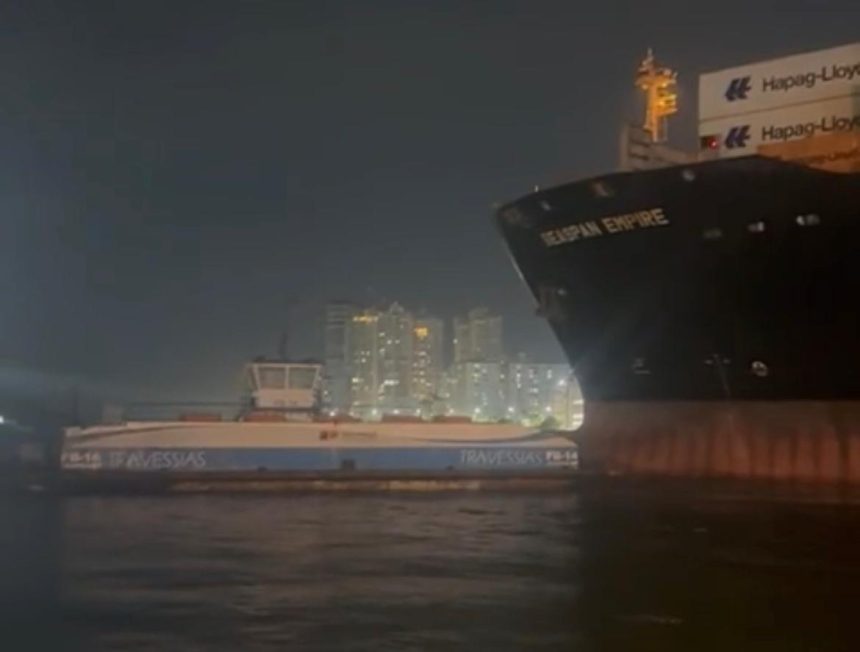 Navio colide com balsas e tripulantes se jogam ao mar