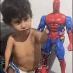 Mãe adapta boneco do Homem-Aranha para filho se reconhecer