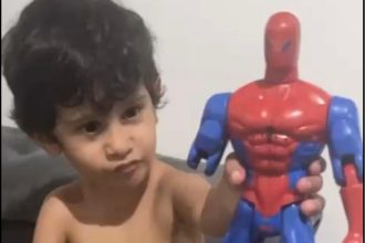 Mãe adapta boneco do Homem-Aranha para filho se reconhecer