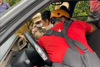 Motorista tenta desviar de animal e colide contra poste na AM-010