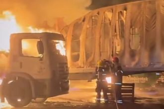 Incêndio de grandes proporções atinge empresa no Tarumã