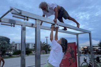 Vídeo mostra casal idoso encarando treino pesado de calistenia