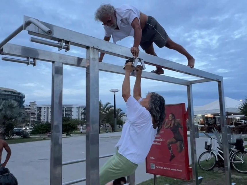 Vídeo mostra casal idoso encarando treino pesado de calistenia