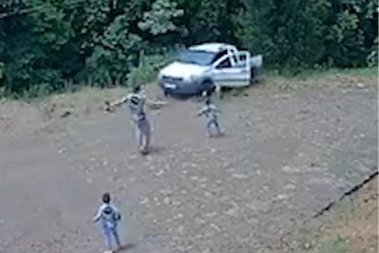 Vídeo mostra gêmeos escapando de carro desgovernado