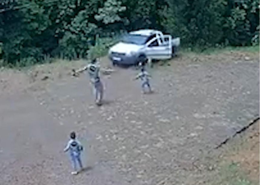Vídeo mostra gêmeos escapando de carro desgovernado