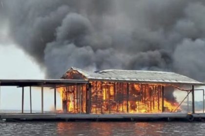 Incêndio destrói flutuante próximo à Marina do Davi