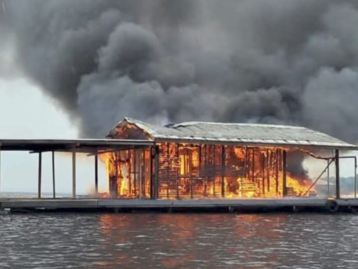 Incêndio destrói flutuante no Tarumã-Açu