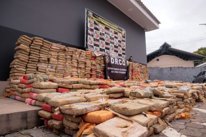 Polícia prende 11 pessoas e apreende 2,7 toneladas de drogas