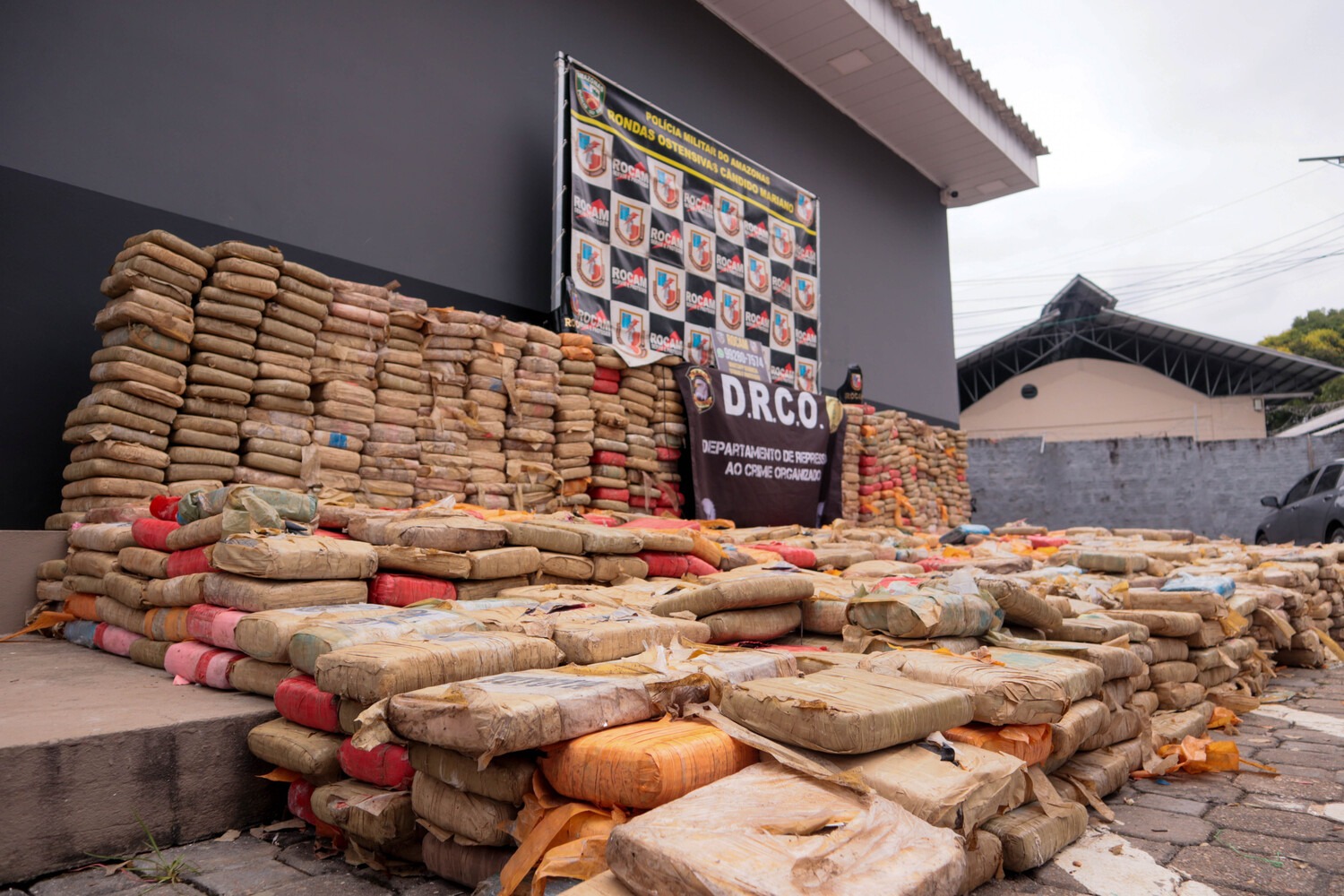 Polícia prende 11 pessoas e apreende 2,7 toneladas de drogas