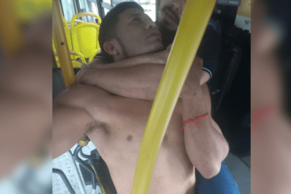 Passageiro imobiliza suspeito de assalto a ônibus com mata-leão em Manaus