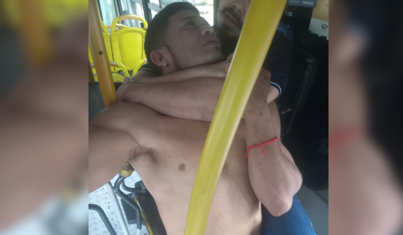 Passageiro imobiliza suspeito de assalto a ônibus com mata-leão em Manaus
