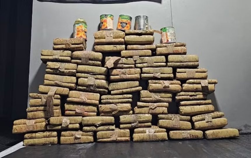 Mais de 70 quilos de droga foram apreendidos em embarcação