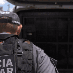 Homem esfaqueia ex em terminal de ônibus, é agredido e preso