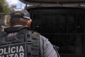 Homem esfaqueia ex em terminal de ônibus, é agredido e preso