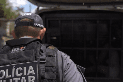 Homem esfaqueia ex em terminal de ônibus, é agredido e preso