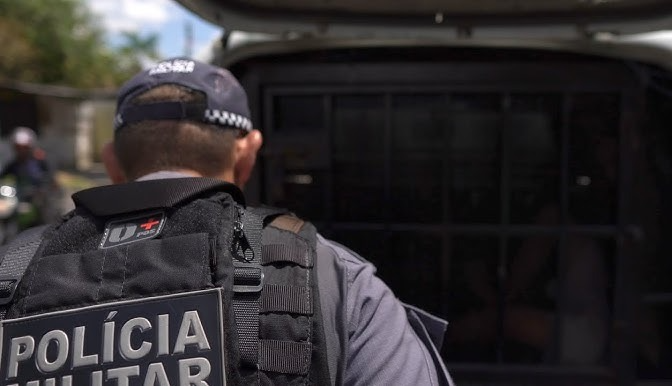 Homem esfaqueia ex em terminal de ônibus, é agredido e preso