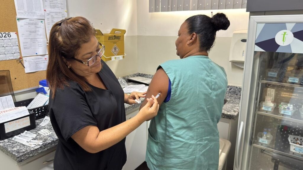 Vacinação de profissionais de saúde tem início no Amazonas