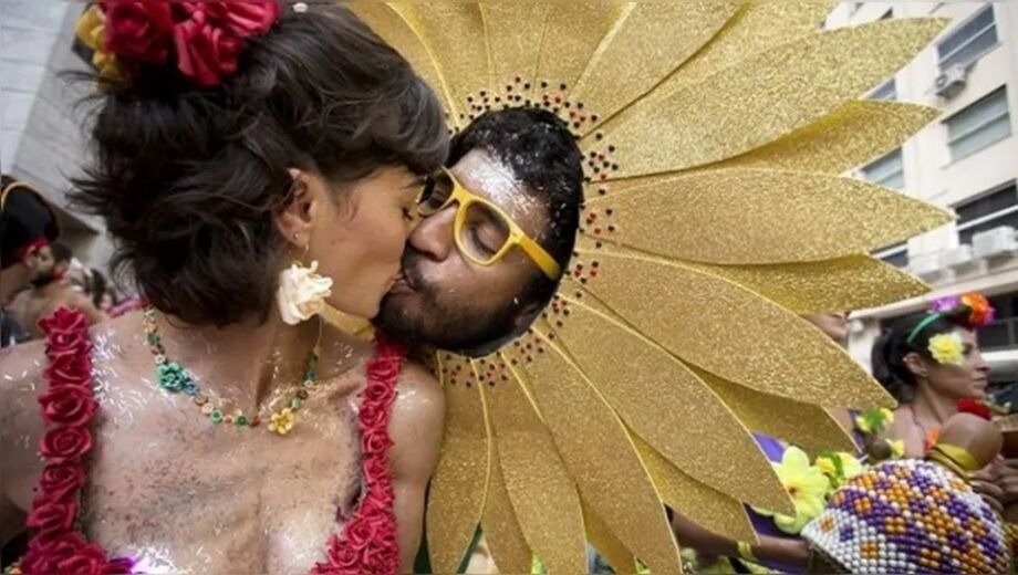 Especialista alerta para infecções pelo beijo durante o Carnaval