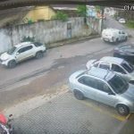 Câmera flagra viatura da PM atropelar e matar dois cachorros