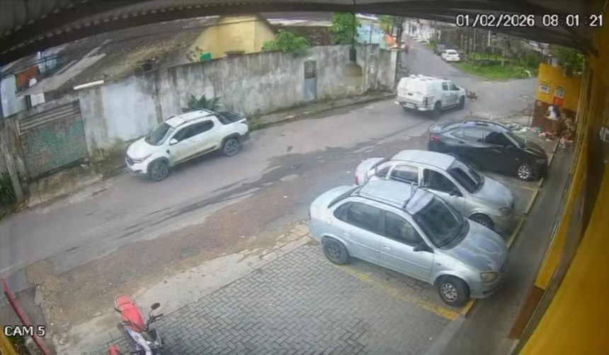 Câmera flagra viatura da PM atropelar e matar dois cachorros