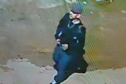 Imagem de segurança mostrando pessoa vestindo roupas escuras e chapéu.