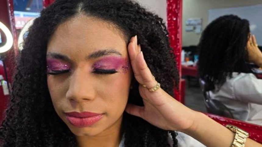 Brilhos e pedrarias ditam tendências de maquiagem no Carnaval 2026