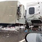 Caminhão baú tomba às margens da AM-070