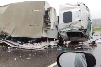 Caminhão baú tomba às margens da AM-070