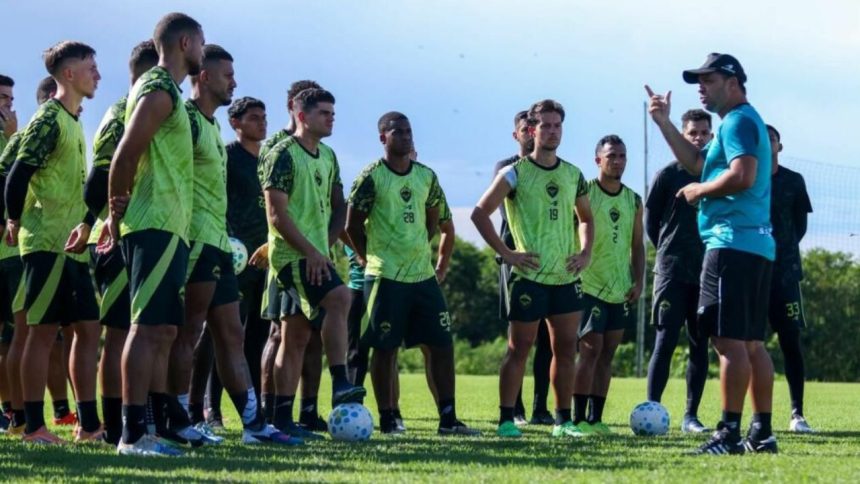 Dico Woolley realiza primeiro treino à frente do Manaus FC