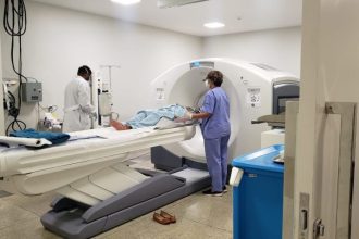 Justiça dá 30 dias para Estado regularizar oferta de PET-SCAN na rede pública do AM
