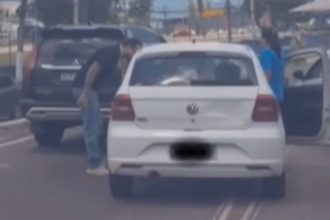Motorista é contido após tentar bater em mulher no trânsito em Manaus