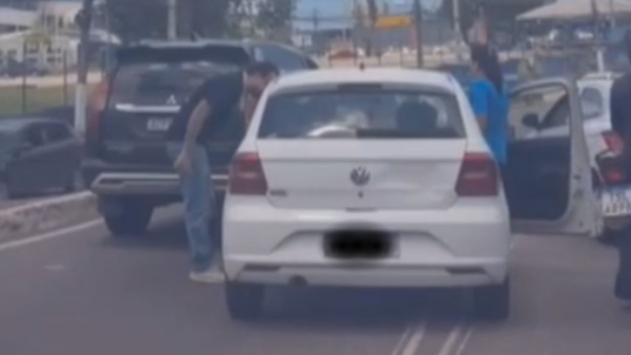 Motorista é contido após tentar bater em mulher no trânsito em Manaus