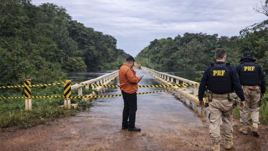 Cheias no Amazonas isolam cidades e autoridades recebem alerta para medidas urgentes