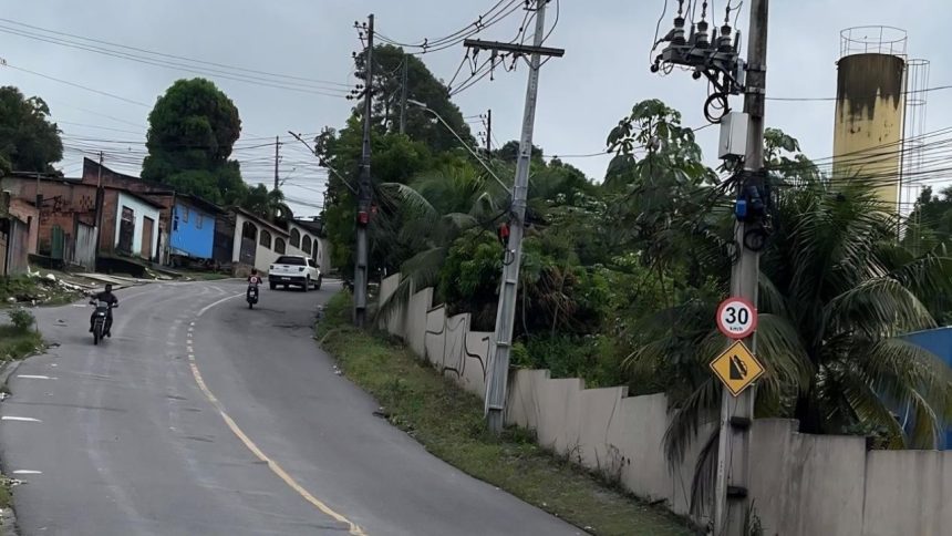 Tráfego de caminhões é limitado em trecho íngreme do bairro Jorge Teixeira
