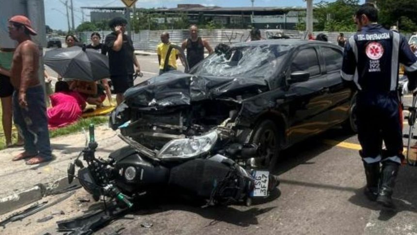 Acidente envolvendo carro e moto deixa cinco pessoas feridas em Manaus