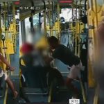 Vídeo mostra passageira sendo esfaqueada por ladrão dentro de ônibus em Manaus