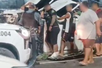 Motorista fica preso em carro após batida na avenida Torquato Tapajós