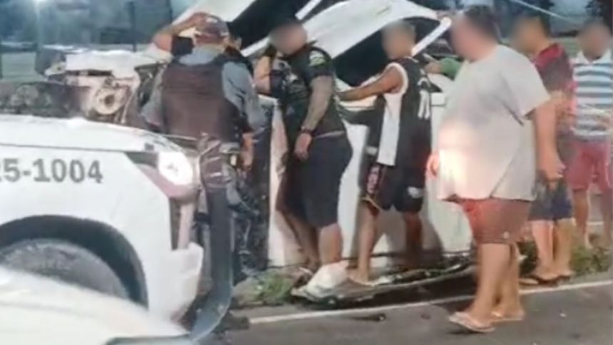Motorista fica preso em carro após batida na avenida Torquato Tapajós