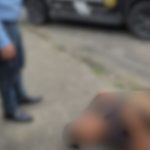 Homem ferido por facadas durante briga familiar busca ajuda em delegacia de Manaus