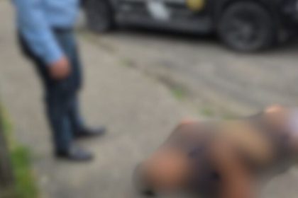 Homem ferido por facadas durante briga familiar busca ajuda em delegacia de Manaus