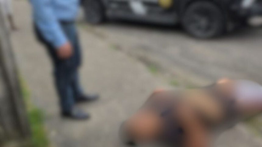 Homem ferido por facadas durante briga familiar busca ajuda em delegacia de Manaus