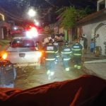 Carro capota após atingir monte de areia em obra da Prefeitura de Manaus