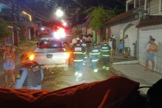 Carro capota após atingir monte de areia em obra da Prefeitura de Manaus
