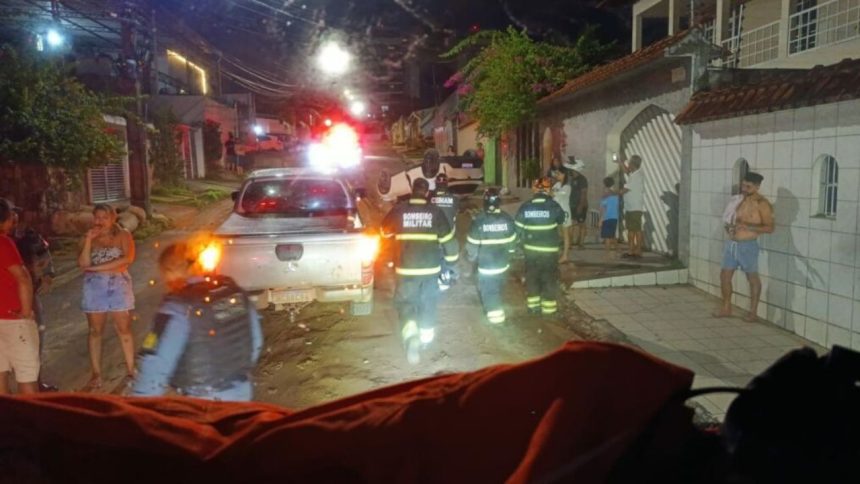 Carro capota após atingir monte de areia em obra da Prefeitura de Manaus